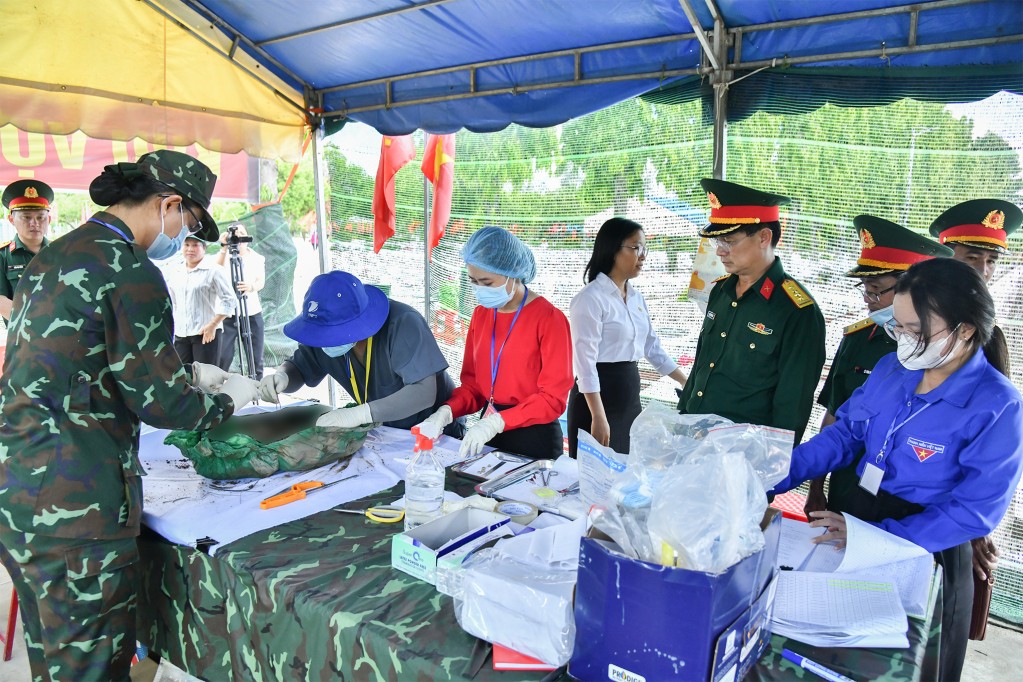 Thành viên Tổ lấy mẫu Nghĩa trang liệt sĩ Đức Hòa tiến hành lấy mẫu hài cốt liệt sĩ phục vụ công tác giám định ADN