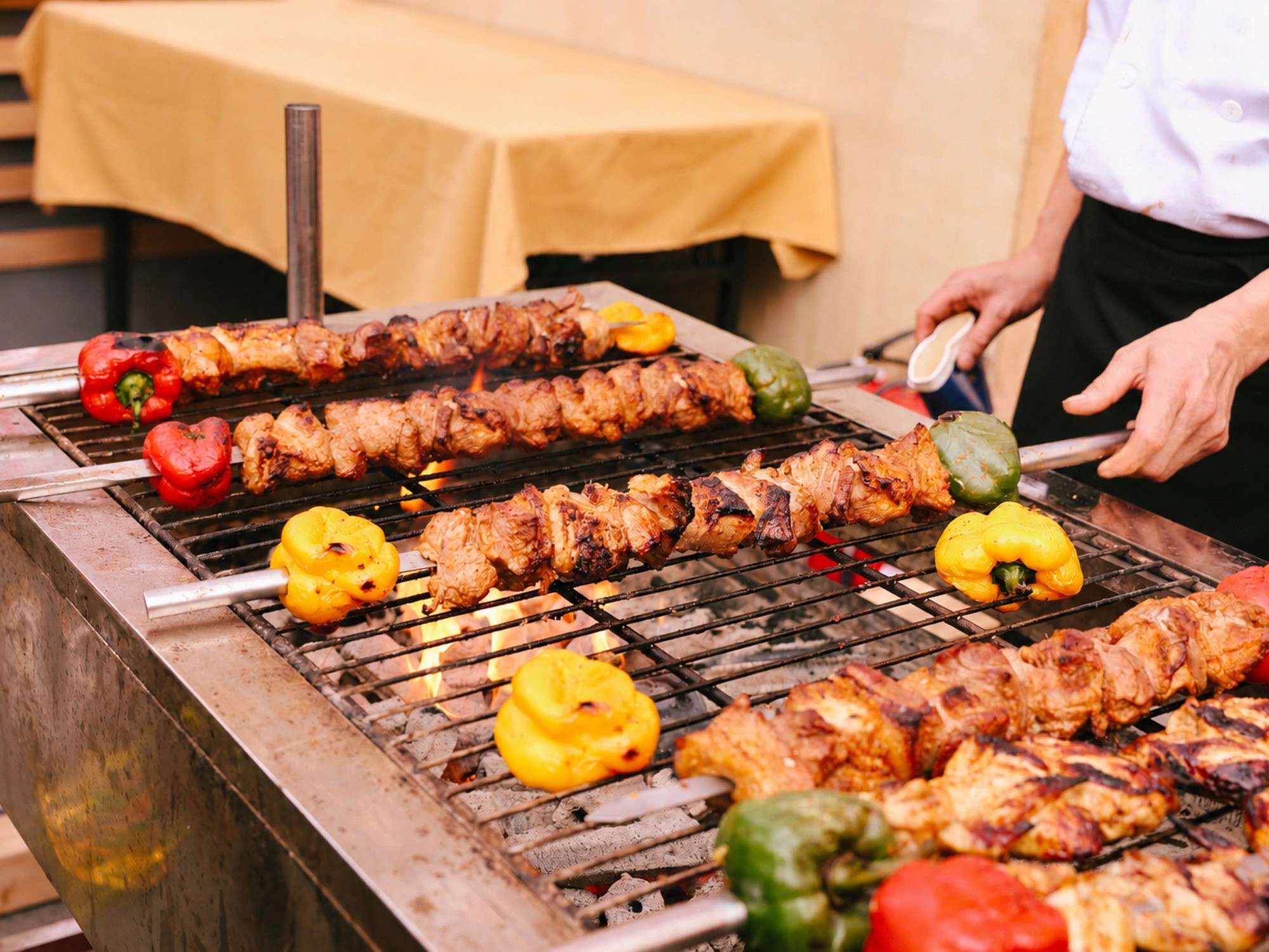 Xiên thịt nướng nóng hổi hay Shawarma quay chậm trên lửa tạo sức hút tại các bếp mở.