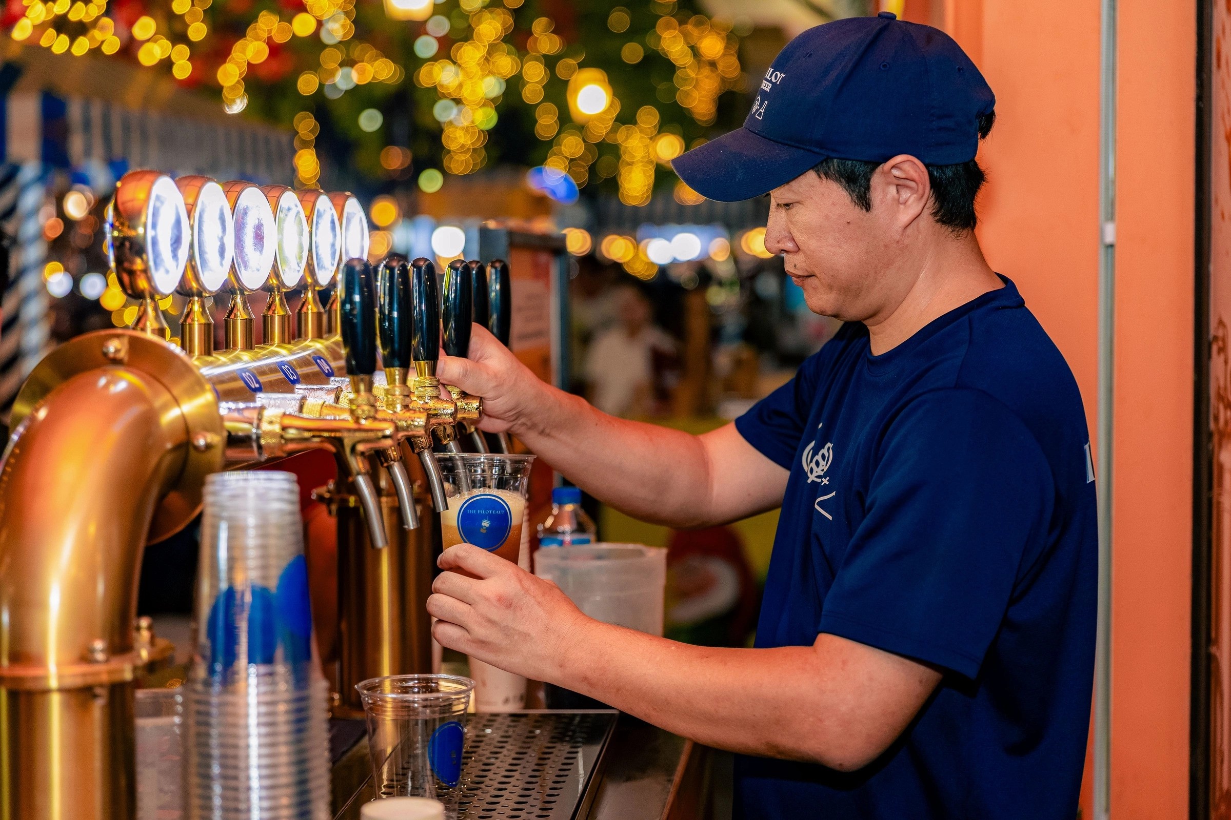 Bia tươi rót tại vòi cùng cuộc thi uống bia khuấy động không khí Ngày hội.