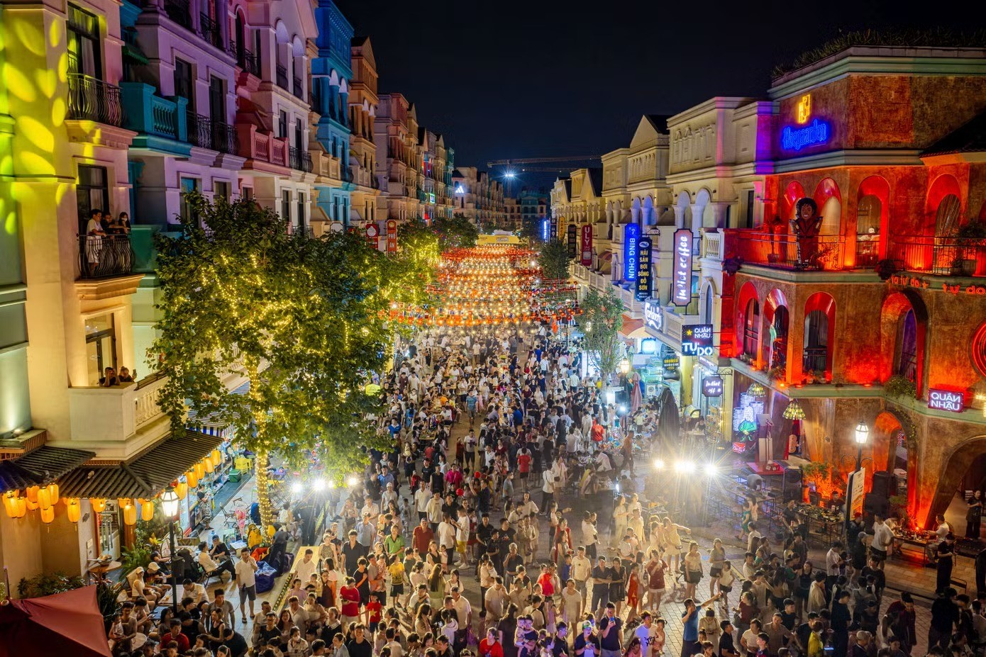 Dòng khách phủ kín khu phố The Venice trong tuần khai màn Ngày hội Nướng & Bia 2026.