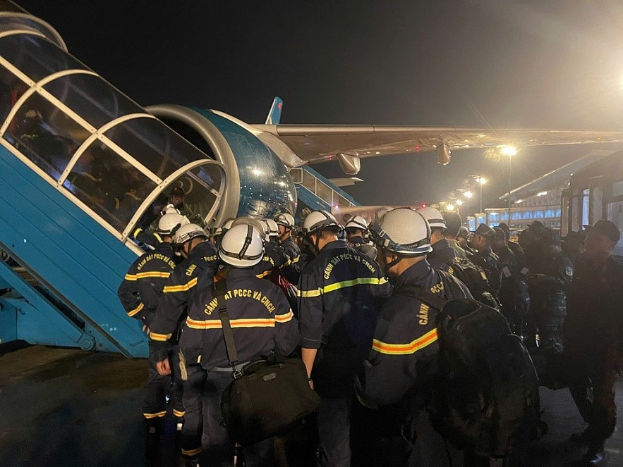 A special flight transports personnel from the Ministry of National Defence and the Ministry of Public Security to Venezuela for search-and-rescue operations. Photo: VNA.