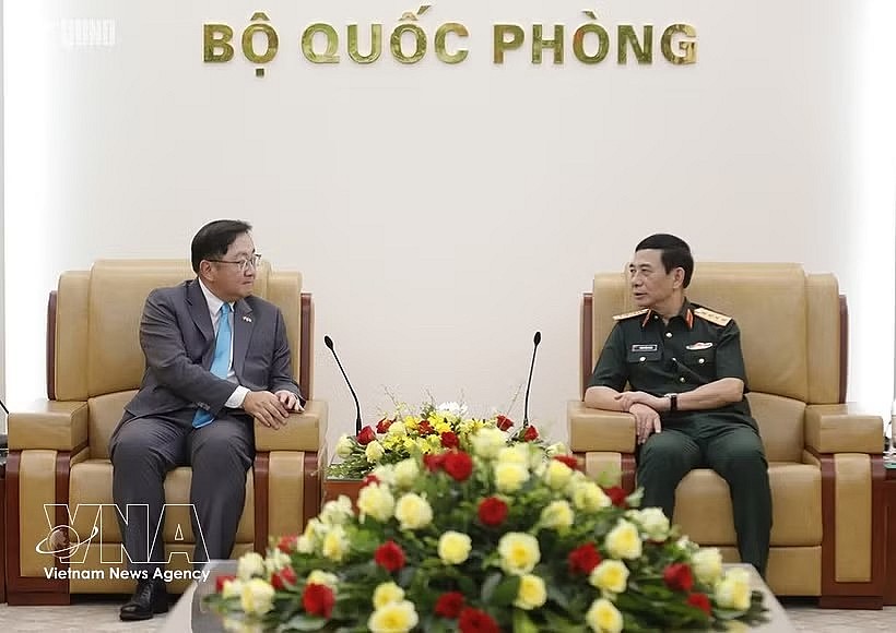 Vietnamese Deputy Prime Minister and Minister of National Defence General Phan Van Giang (right) receives Malaysian Ambassador Dato' Tan Yang Thai. (Photo: qdnd.vn)