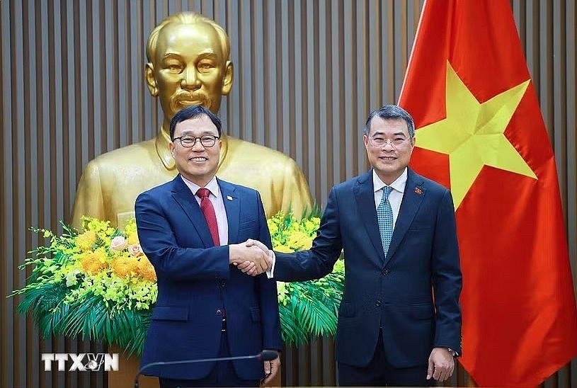 Prime Minister Le Minh Hung and RoK Ambassador to Vietnam Choi Young Sam (Photo: VNA)