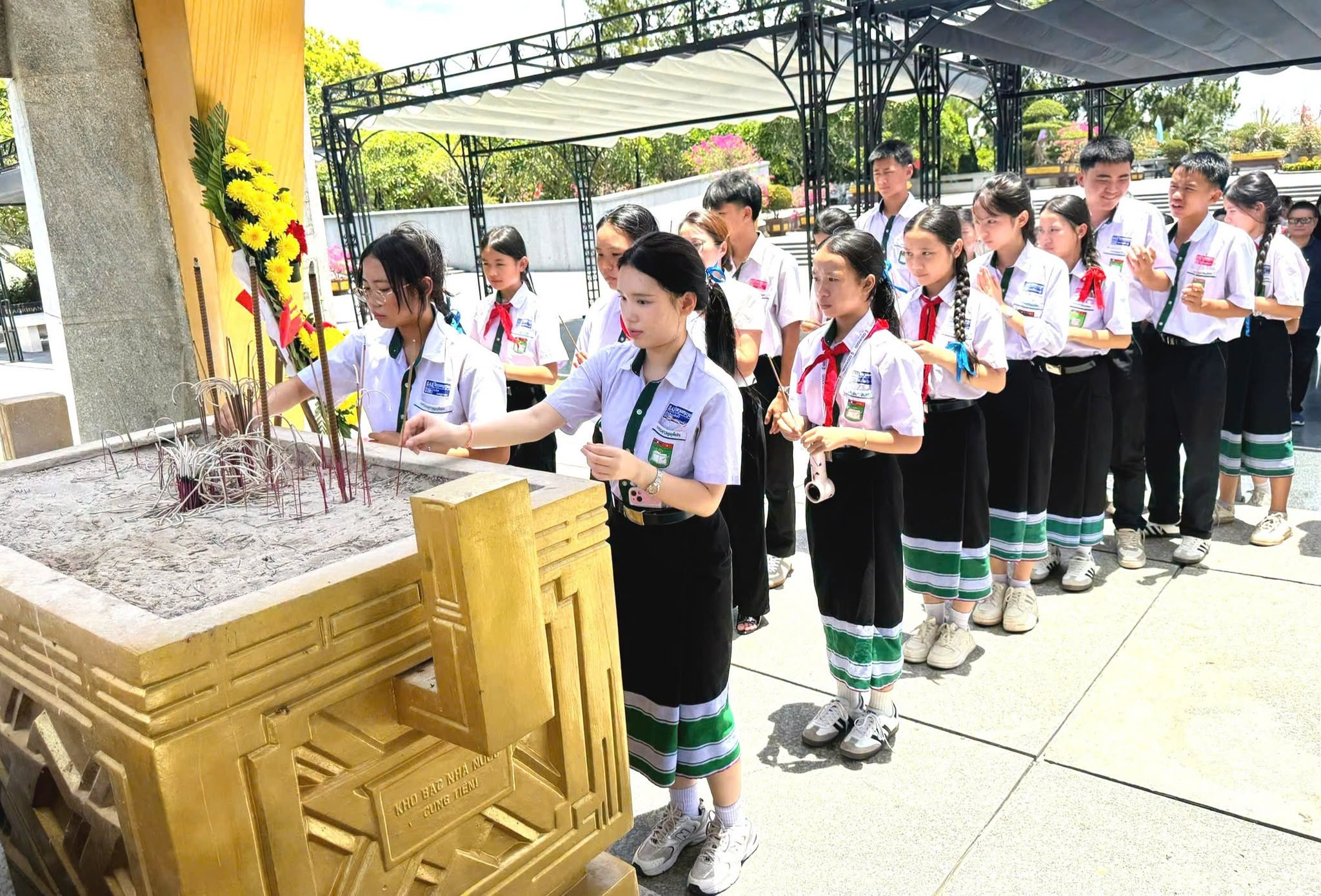 Học sinh Trường song ngữ Lào - Việt Nam Nguyễn Du thăm, trải nghiệm văn hóa, lịch sử Việt Học sinh Trường song ngữ Lào - Việt Nam Nguyễn Du thăm, trải nghiệm văn hóa, lịch sử Việt