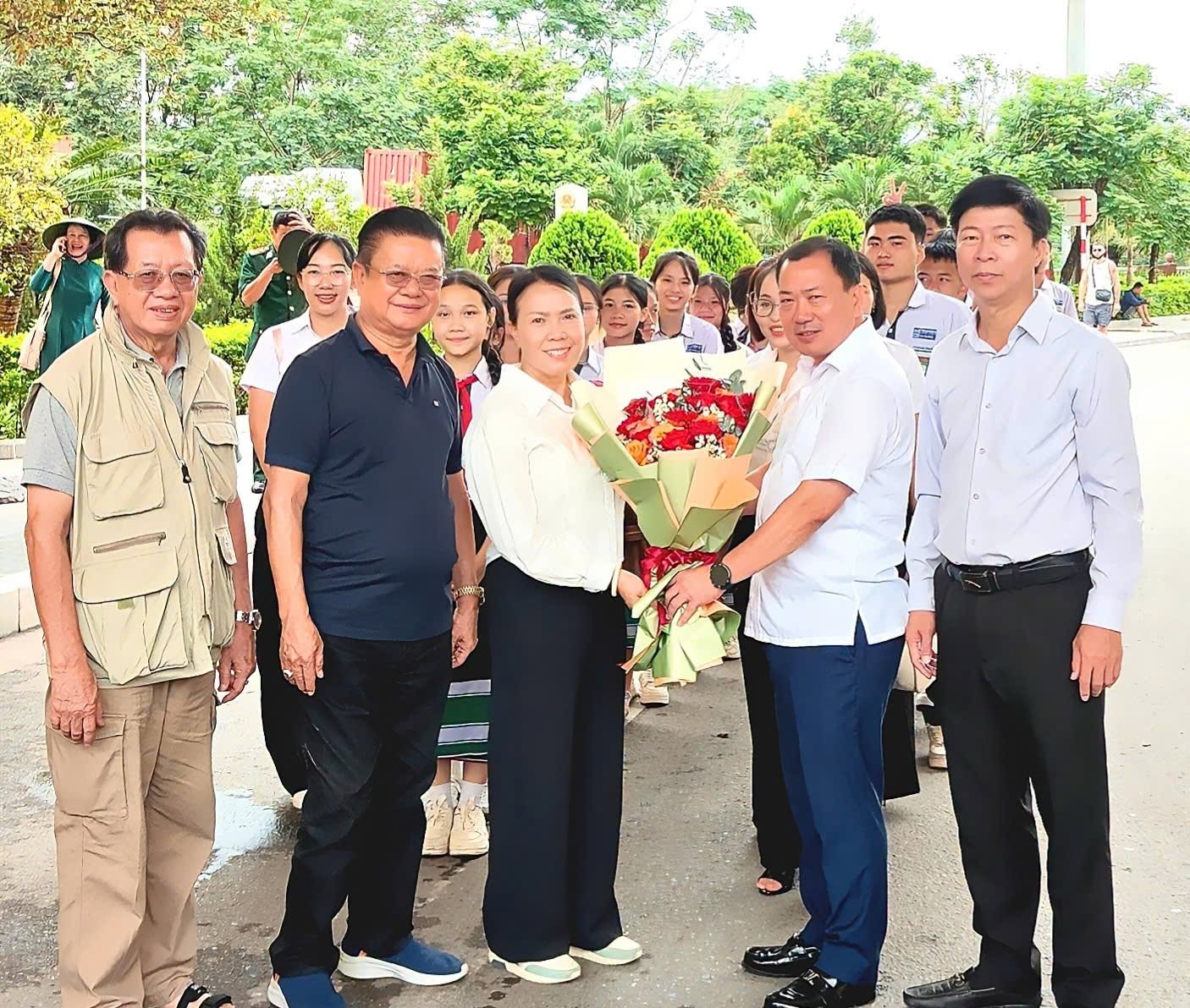Học sinh Trường song ngữ Lào - Việt Nam Nguyễn Du thăm, trải nghiệm văn hóa, lịch sử Việt Học sinh Trường song ngữ Lào - Việt Nam Nguyễn Du thăm, trải nghiệm văn hóa, lịch sử Việt