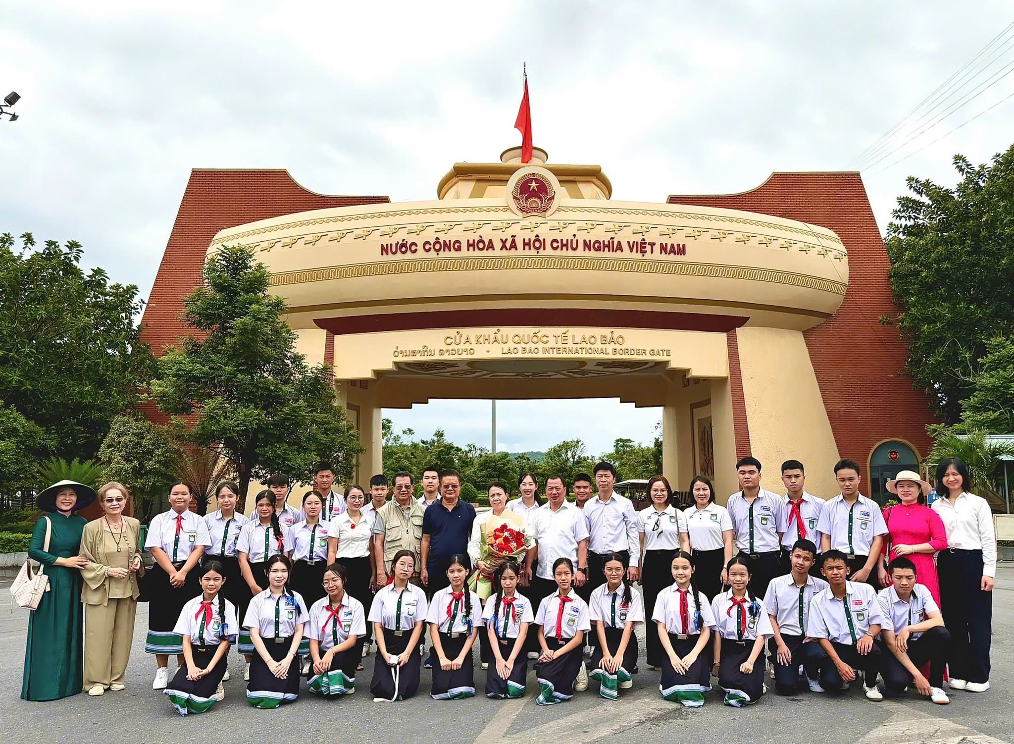 Học sinh Trường song ngữ Lào - Việt Nam Nguyễn Du thăm, trải nghiệm văn hóa, lịch sử Việt Học sinh Trường song ngữ Lào - Việt Nam Nguyễn Du thăm, trải nghiệm văn hóa, lịch sử Việt