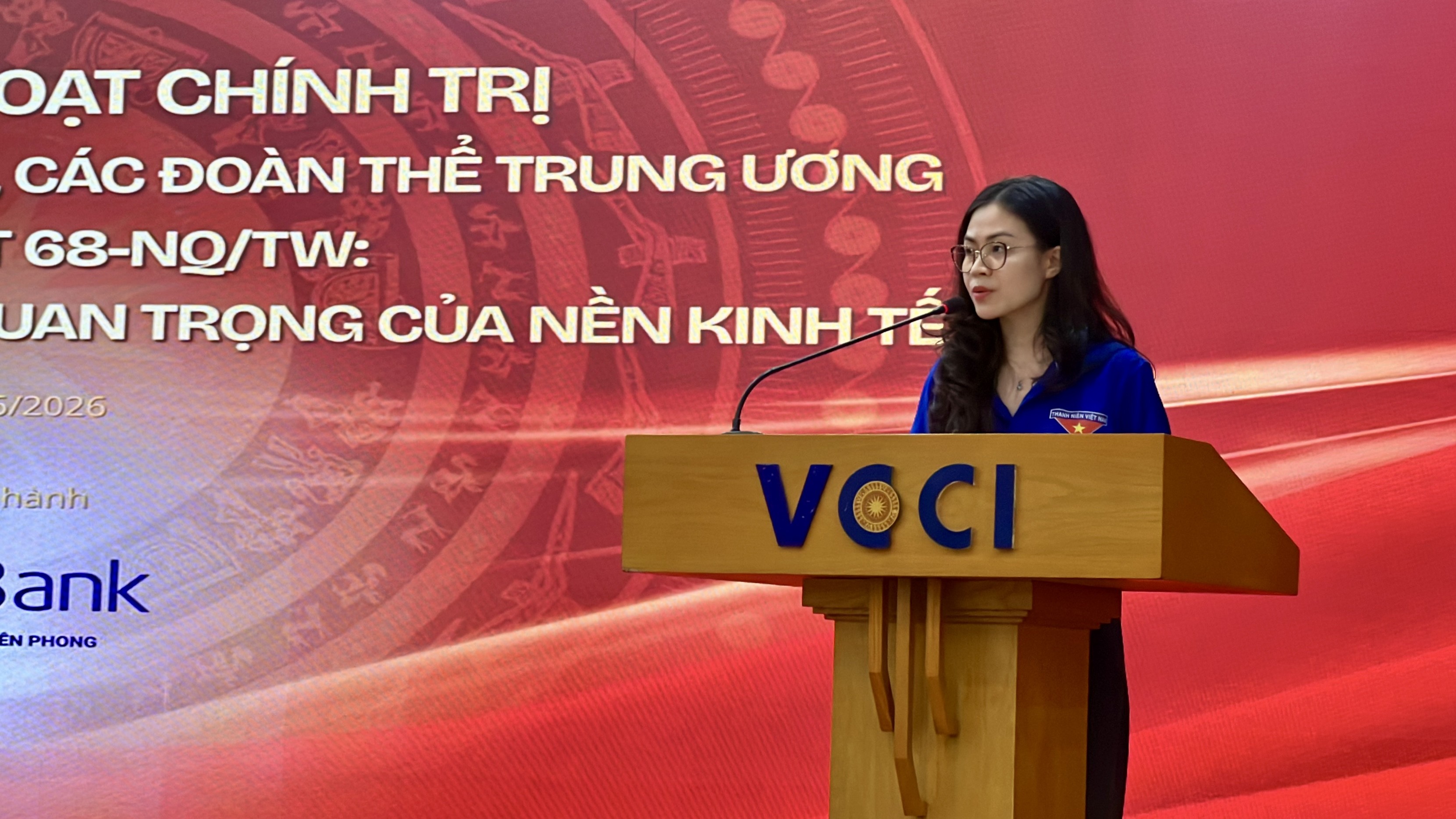 Chị Phạm Mỹ Lệ, Bí thư Đoàn Thanh niên Liên hiệp các tổ chức hữu nghị Việt Nam trình bày tham luận tại Tọa đàm
