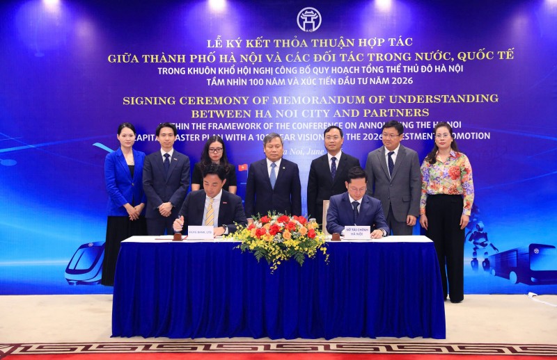 Chủ tịch UBND thành phố Hà Nội Vũ Đại Thắng (giữa) cùng các đại biểu chứng kiến ký kết biên bản ghi nhớ hợp tác (MOU) giữa Sở Tài chính Hà Nội với Ngân hàng MUFG Bank. Ảnh: Lê Hải Chủ tịch UBND thành phố Hà Nội Vũ Đại Thắng (giữa) cùng các đại biểu chứng kiến ký kết biên bản ghi nhớ hợp tác (MOU) giữa Sở Tài chính Hà Nội với Ngân hàng MUFG Bank. Ảnh: Lê Hải