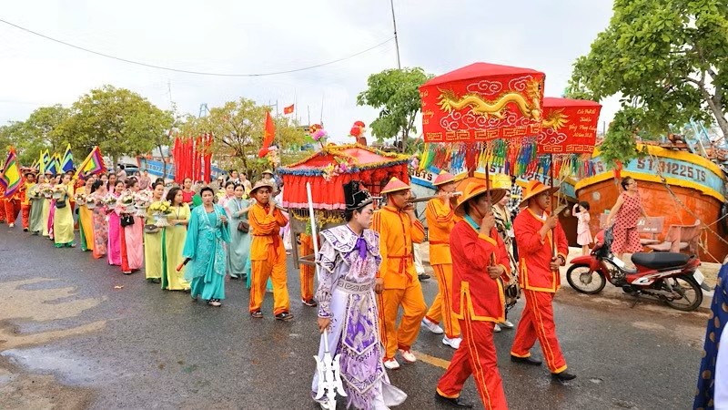 The Nghinh Ong Festival in Vinh Chau Ward attracts numerous visitors. The Nghinh Ong Festival in Vinh Chau Ward attracts numerous visitors.