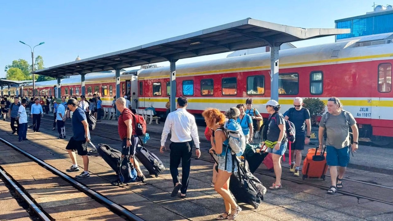 International visitors arrive at Phong Nha-Ke Bang by train (Photo: People's Newspaper) International visitors arrive at Phong Nha-Ke Bang by train (Photo: People's Newspaper)