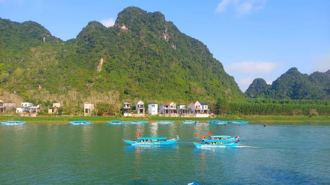 Boats transport visitors to Phong Nha Cave (Photo: People's Newspaper) Boats transport visitors to Phong Nha Cave (Photo: People's Newspaper)