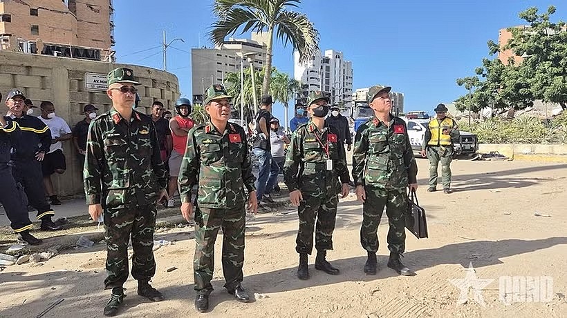 Vietnamese team conducts a field survey in La Guaira to assess the situation and prepare for the deployment of personnel and equipment for search-and-rescue operations. (Photo: qdnd.vn)