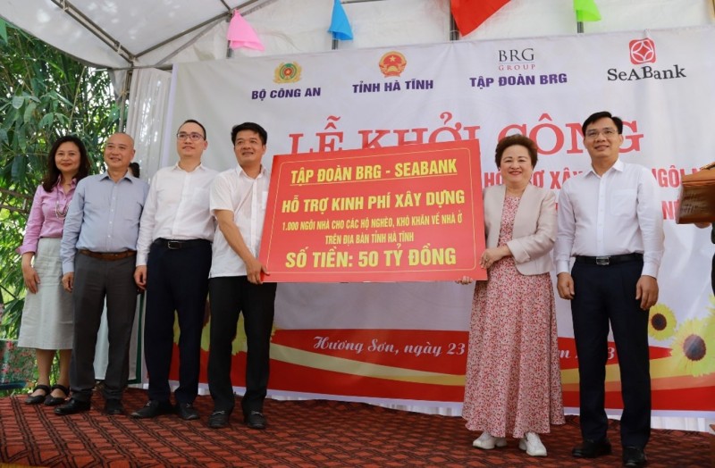 Madame Nguyễn Thị Nga - Chủ tịch Tập đoàn BRG trao tặng 50 tỷ đồng hỗ trợ xây dựng 1.000 căn nhà tại tỉnh Hà Tĩnh