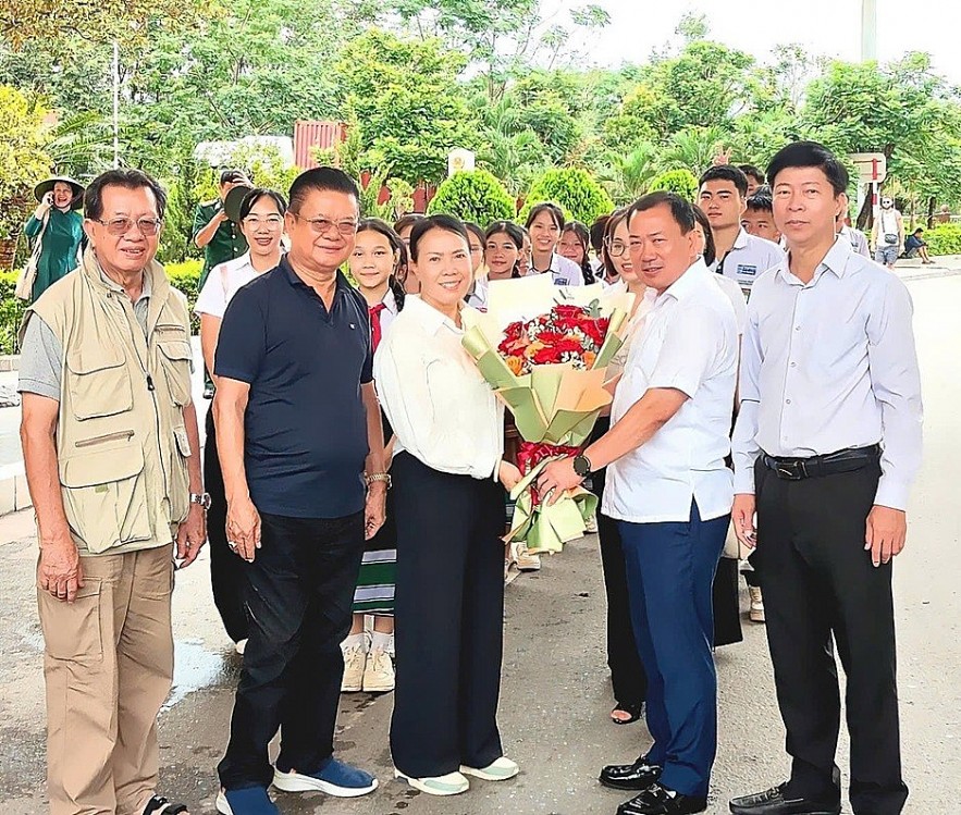 Students from Nguyen Du Lao-Vietnamese Bilingual School Learn about Vietnamese Culture and History