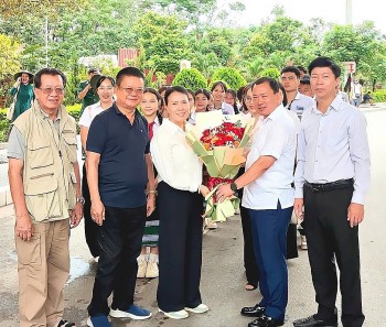 Students from Nguyen Du Lao-Vietnamese Bilingual School Learn about Vietnamese Culture and History