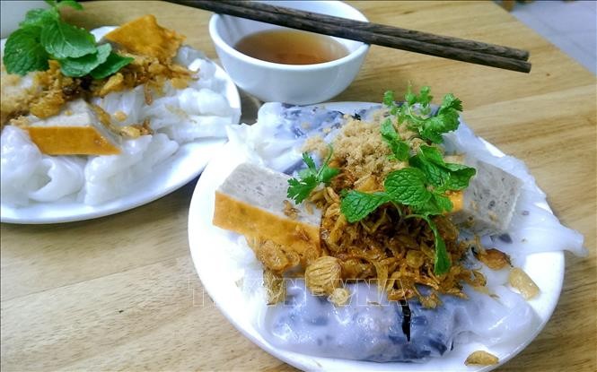 Bánh cuốn được cuộn thêm phần nhân gồm thịt băm, mộc nhĩ, ăn kèm với các loại rau thơm, hành phi cùng nước mắm và chả, ngon nhất là loại chả quế. Hương vị của món bánh cuốn có trọn vẹn, hoàn hảo hay không cũng phụ thuộc vào bát nước mắm ăn kèm. Ảnh: Phạm Hậu/TTXVN