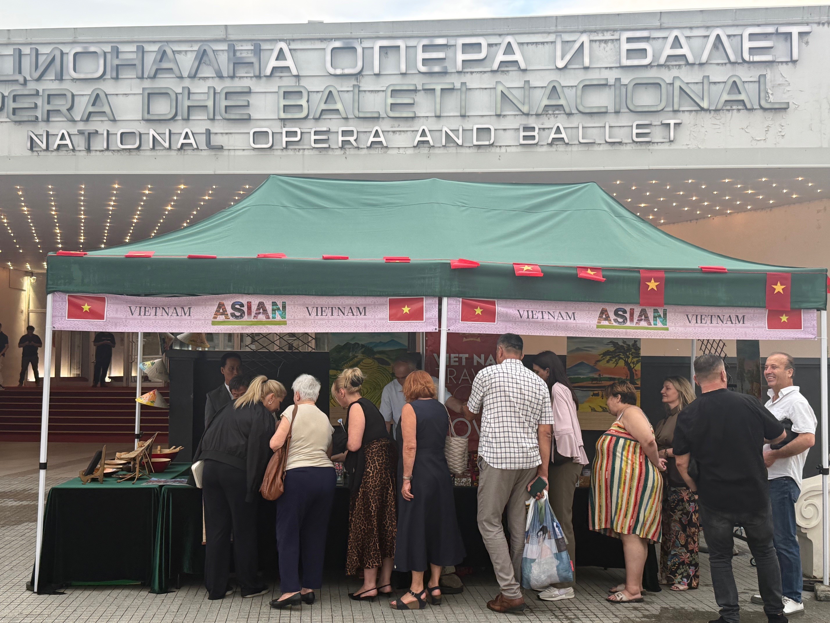 Giới thiệu một Việt Nam giàu truyền thống tới người dân Bắc Macedonia Giới thiệu một Việt Nam giàu truyền thống tới người dân Bắc Macedonia
