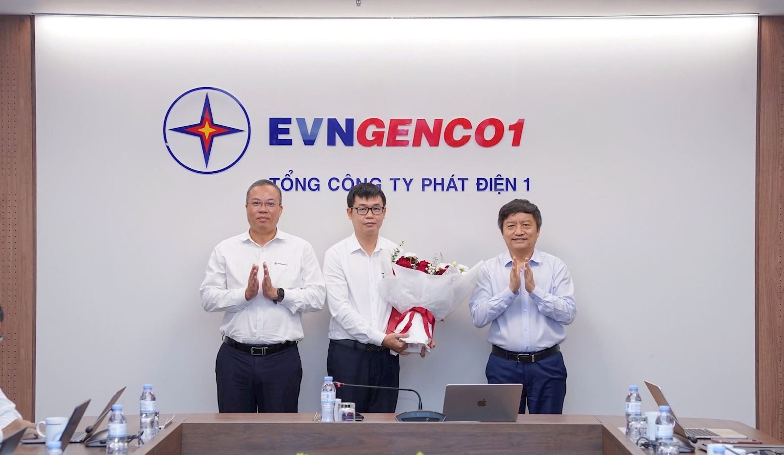 Lãnh đạo EVNGENCO1 trao Quyết định bổ nhiệm và chúc mừng ông Nguyễn Tiến Sáng