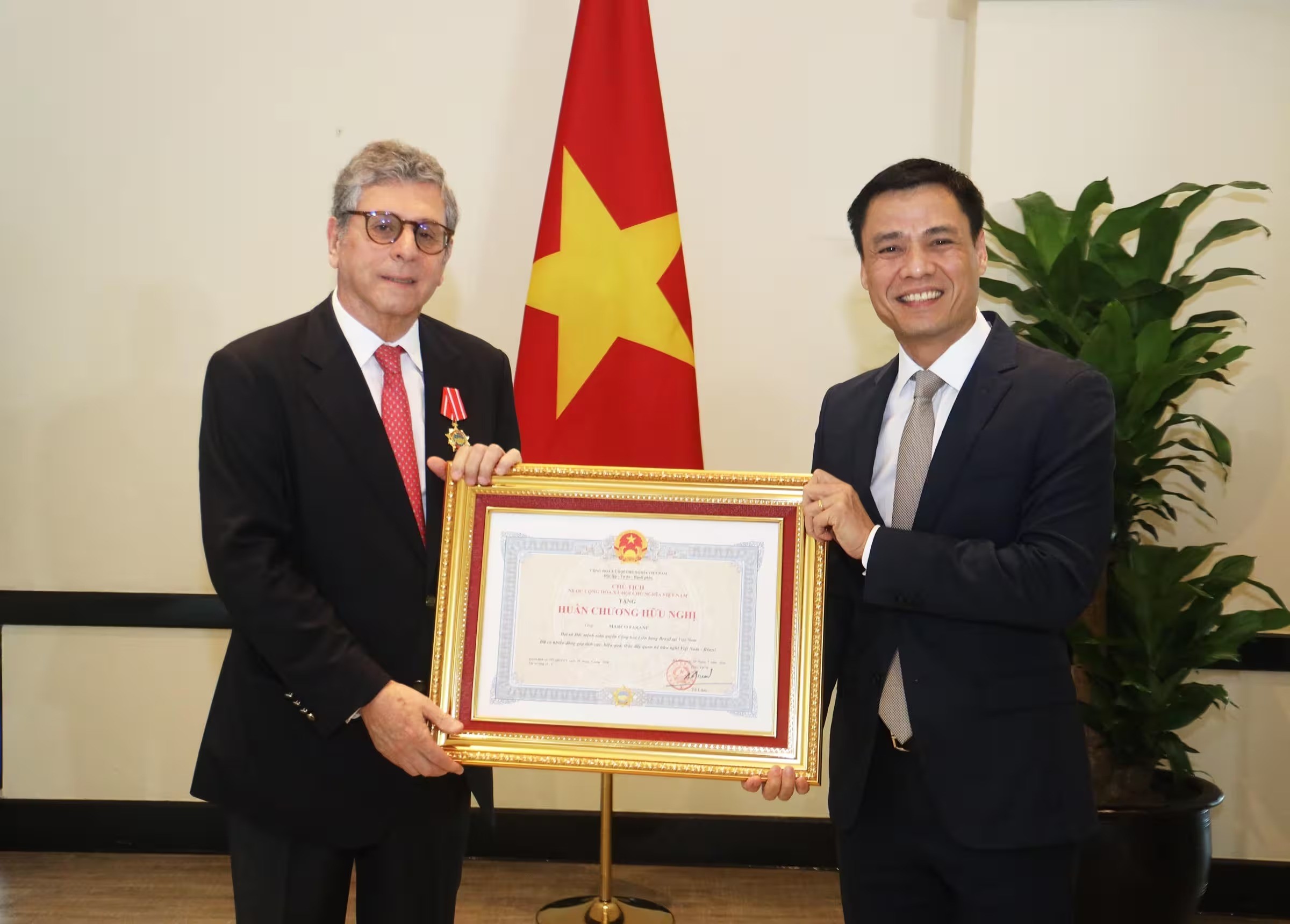 Thứ trưởng Bộ Ngoại giao Đặng Hoàng Giang đã trao Huân chương Hữu nghị cho Đại sứ Marco Farani. Thứ trưởng Bộ Ngoại giao Đặng Hoàng Giang đã trao Huân chương Hữu nghị cho Đại sứ Marco Farani.