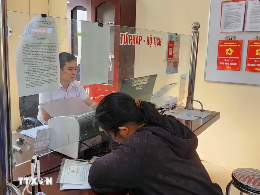 Người dân thực hiện thủ tục hành chính tại Trung tâm Phục vụ hành chính công xã Trung Sơn (Tuyên Quang). (Ảnh: Chu Thanh Vân/TTXVN) Người dân thực hiện thủ tục hành chính tại Trung tâm Phục vụ hành chính công xã Trung Sơn (Tuyên Quang). (Ảnh: Chu Thanh Vân/TTXVN)