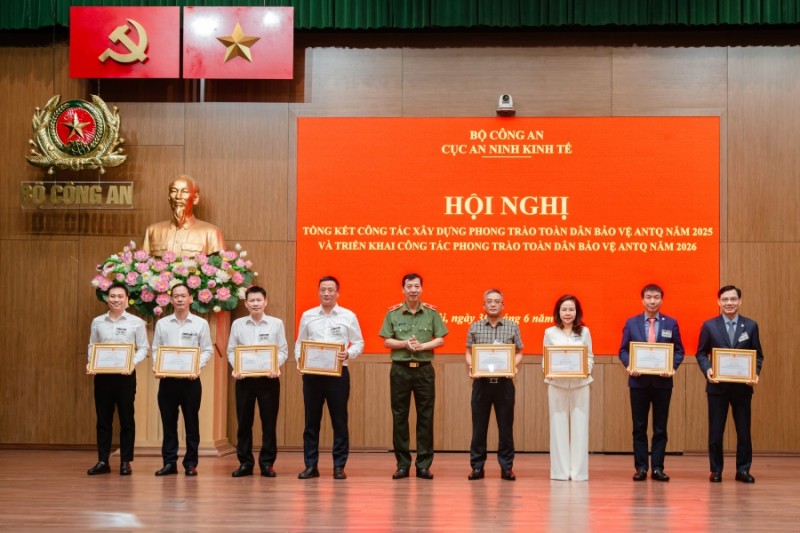 Lãnh đạo Ngân hàng SeAbank và nhiều cá nhân khác nhận Bằng khen của Bộ Công an và Giấy khen của Cục An ninh kinh tế vì Đã có thành tích trong phong trào toàn dân bảo vệ an ninh Tổ quốc năm 2025 Lãnh đạo Ngân hàng SeAbank và nhiều cá nhân khác nhận Bằng khen của Bộ Công an và Giấy khen của Cục An ninh kinh tế vì Đã có thành tích trong phong trào toàn dân bảo vệ an ninh Tổ quốc năm 2025
