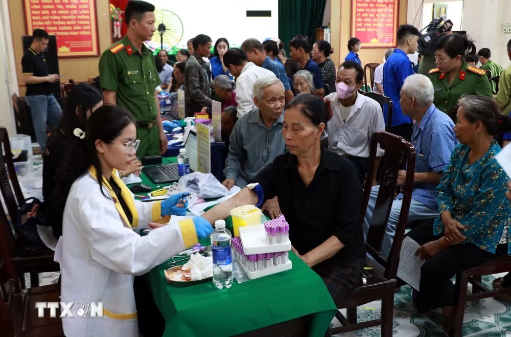 Lấy mẫu ADN thân nhân liệt sỹ chưa xác định được thông tin tại xã Vạn Thắng (Ninh Bình). Lấy mẫu ADN thân nhân liệt sỹ chưa xác định được thông tin tại xã Vạn Thắng (Ninh Bình).