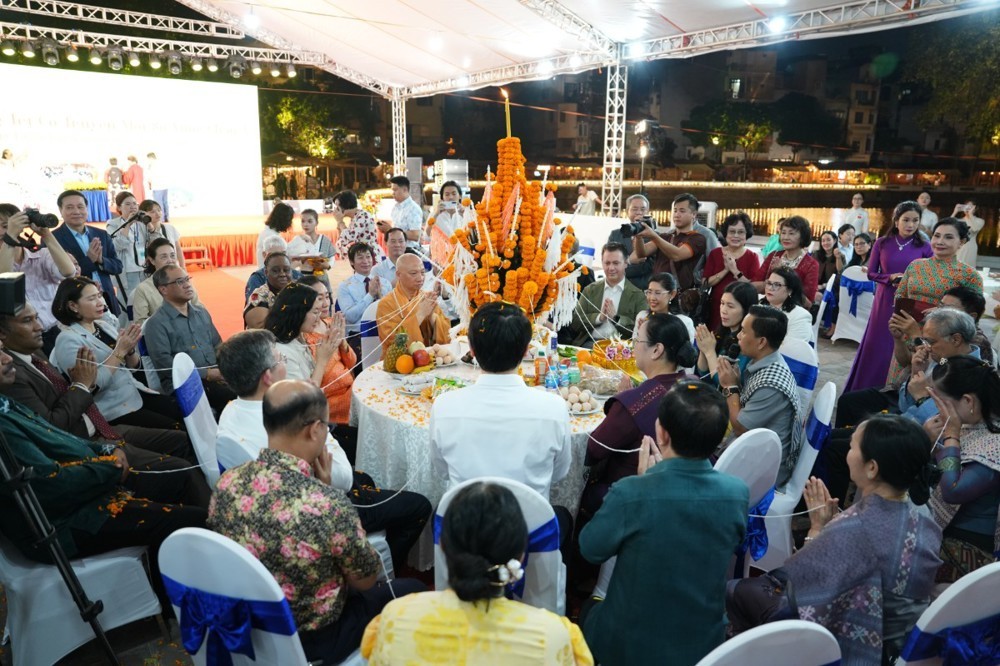 The 2026 Friendship Exchange Program celebrating the traditional New Year of several Asian countries, jointly organized by the Hanoi Union of Friendship Organizations, the Hanoi Department of Culture and Sports, and the embassies of Laos, India, Bangladesh, Cambodia, Myanmar, Thailand, and Sri Lanka on April 22, 2026.