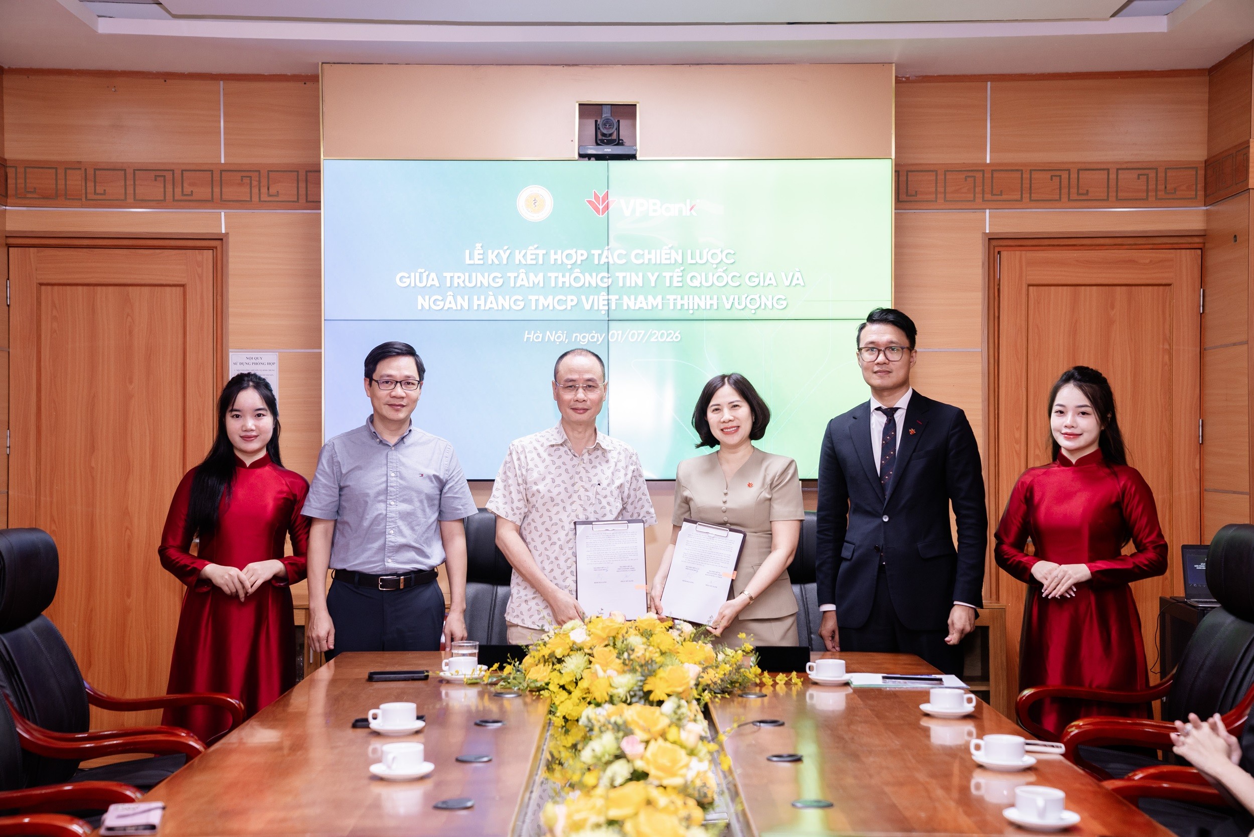 Đại diện VPBank và Trung tâm Thông tin Y tế Quốc gia ký kết Biên bản ghi nhớ hợp tác