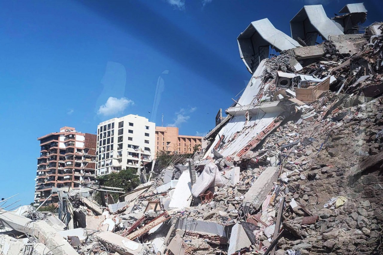 Rescue teams continue searching for survivors trapped beneath the rubble. (Photo: Ministry of Public Security) Rescue teams continue searching for survivors trapped beneath the rubble. (Photo: Ministry of Public Security)