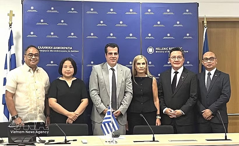 Vietnamese Ambassador to Greece Pham Thi Thu Huong (second from left) and representatives of other ASEAN countries at the meeting with Greek Minister of Migration and Asylum Athanasios Plevris (third from left). (Photo published by VNA) Vietnamese Ambassador to Greece Pham Thi Thu Huong (second from left) and representatives of other ASEAN countries at the meeting with Greek Minister of Migration and Asylum Athanasios Plevris (third from left). (Photo published by VNA)