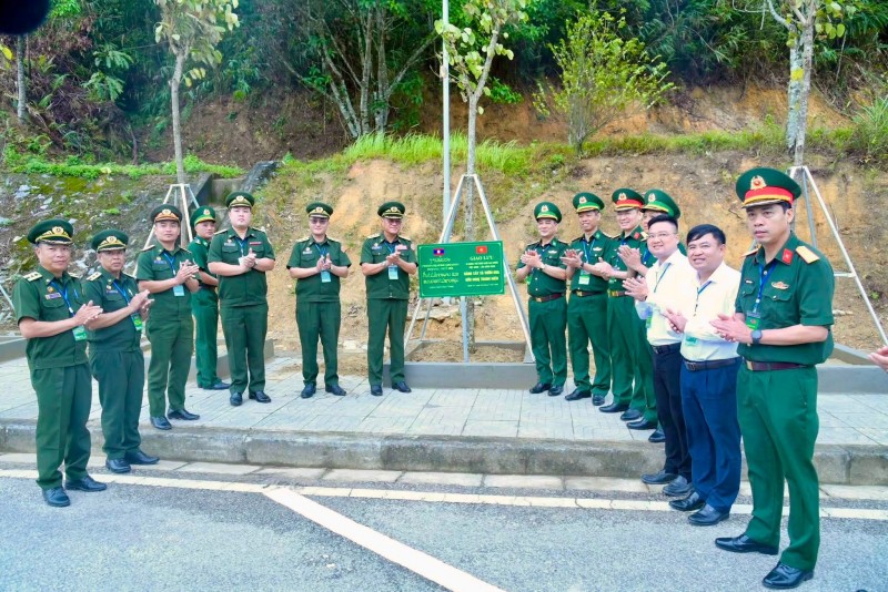 Vun đắp tình hữu nghị qua Chương trình Giao lưu sĩ quan trẻ biên giới Việt Nam - Lào Vun đắp tình hữu nghị qua Chương trình Giao lưu sĩ quan trẻ biên giới Việt Nam - Lào