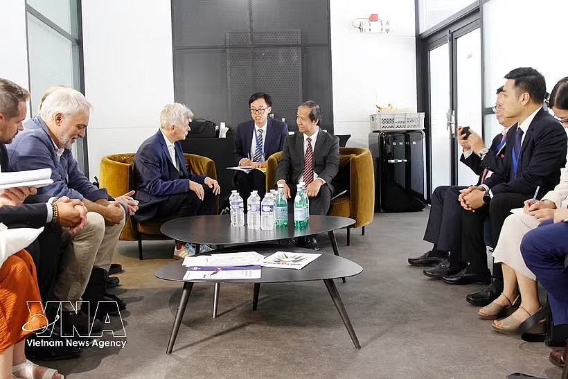 The meeting between Nguyen Kim Son (right), member of the Communist Party of Vietnam Central Committee and Vice Chairman of its Commission for Strategies and Policies, and National Secretary of the French Communist Party (PCF) Fabien Roussel (Photo: VNA)