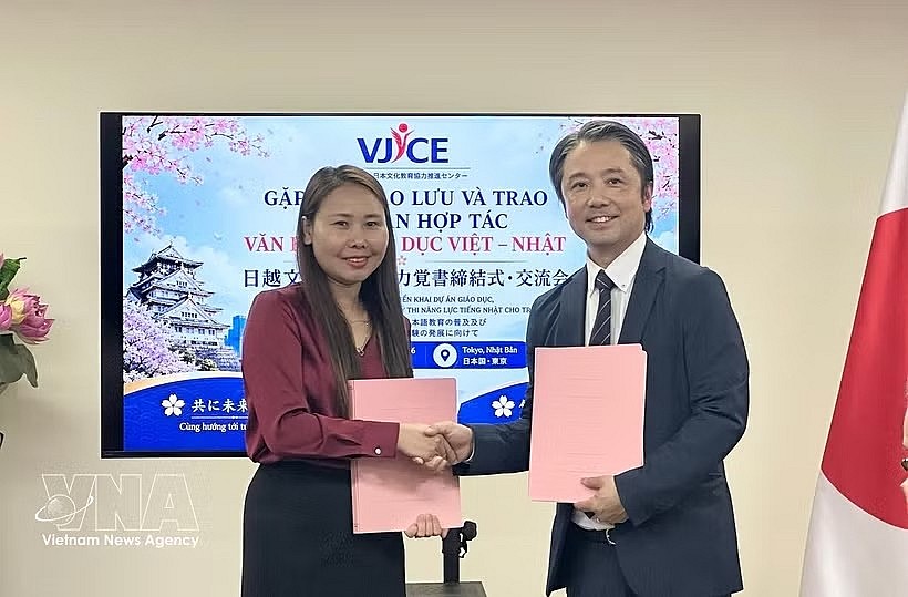 Representatives of the Vietnam – Japan Centre for Cultural and Educational Cooperation Promotion (VJCE) and the Aoyama School of Japanese exchange the signed agreement at the Vietnamese Embassy in Japan on July 3. (Photo: VNA)