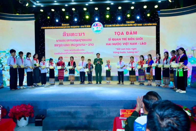 Bộ Quốc phòng trao tặng 100 suất học bổng cho học sinh nghèo khu vực biên giới Việt Nam Bộ Quốc phòng trao tặng 100 suất học bổng cho học sinh nghèo khu vực biên giới Việt Nam