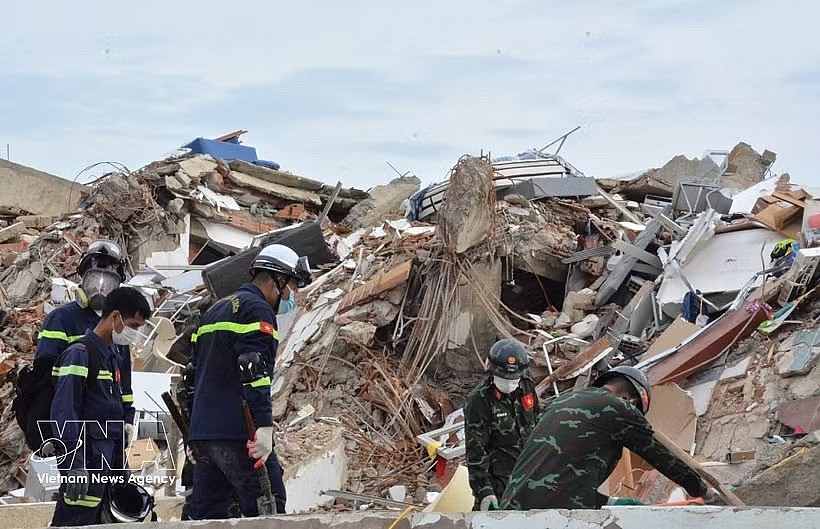 Vietnamese rescuers search for victims trapped beneath the rubble in Venezuela. (Photo published by VNA) Vietnamese rescuers search for victims trapped beneath the rubble in Venezuela. (Photo published by VNA)