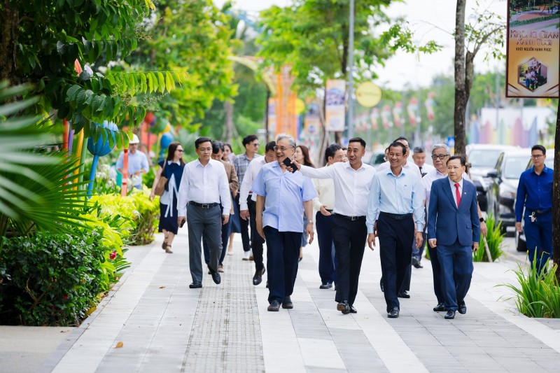 Lãnh đạo địa phương và các chuyên gia tham quan dự án đô thị đồng bộ, hiện đại đang hiện hữu tại Vĩnh Long Lãnh đạo địa phương và các chuyên gia tham quan dự án đô thị đồng bộ, hiện đại đang hiện hữu tại Vĩnh Long