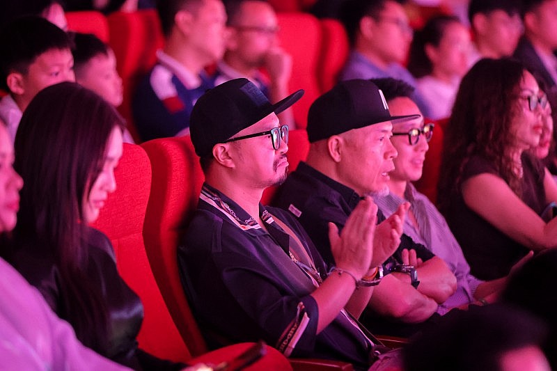 Giới chuyên môn trầm trồ với đại sử thi sân khấu đậm đặc chất Việt “Đất Nước Thiên Hùng Ca” Giới chuyên môn trầm trồ với đại sử thi sân khấu đậm đặc chất Việt “Đất Nước Thiên Hùng Ca”