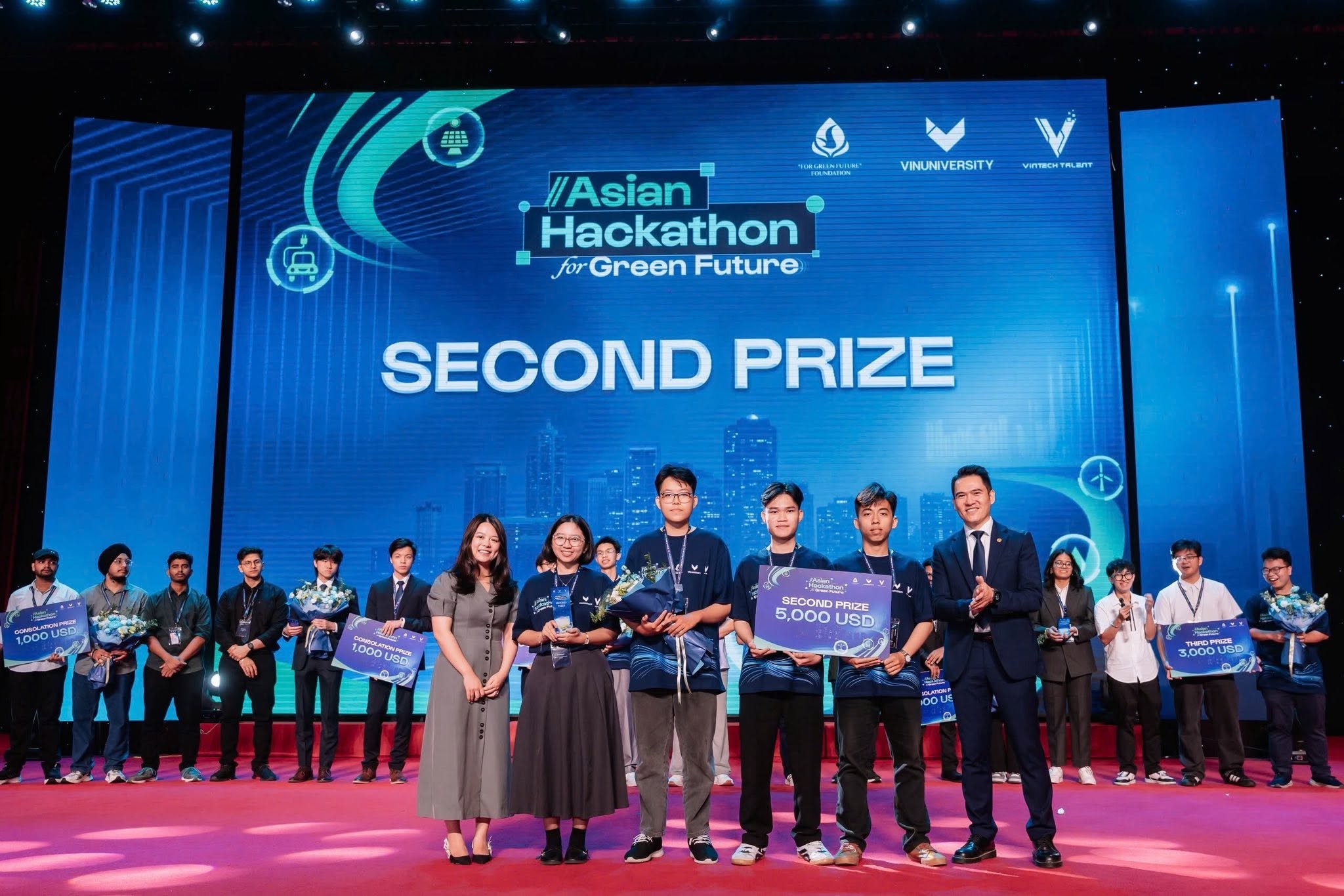 Đội thi VFluxion được trao Giải Nhì với dự án nền tảng điều phối năng lượng hai chiều nhằm kéo dài tuổi thọ pin và tăng cường khả năng chống chịu của lưới điện. (Ảnh: BTC)