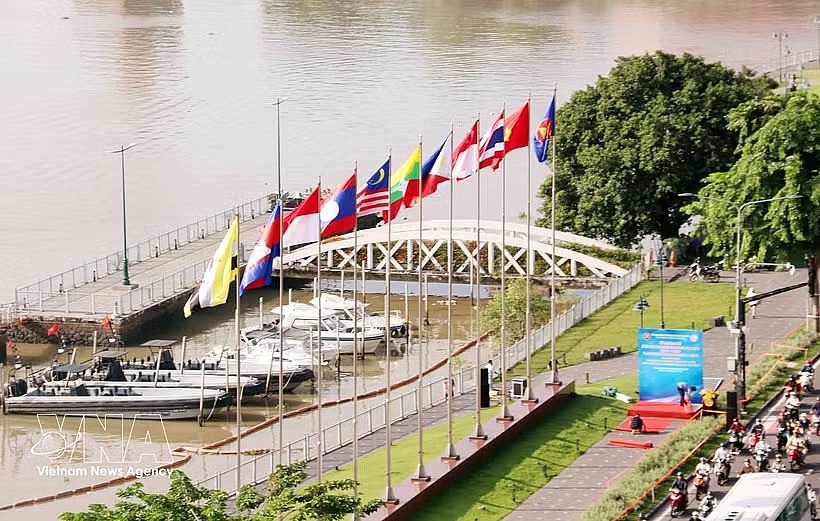 Flags of ASEAN countries fly at Bach Dang Park in Sai Gon ward, Ho Chi Minh City, on the occasion of the 58th founding anniversary of ASEAN (August 8, 1967–2025). (Photo: VNA)