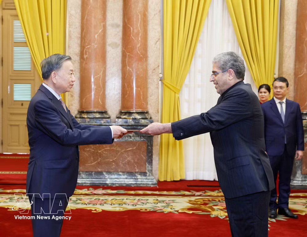 Party General Secretary and State President To Lam welcomes Iranian Ambassador Akbar Ghasemi Ali Abadi in Hanoi on July 6. (Photo: VNA) Party General Secretary and State President To Lam welcomes Iranian Ambassador Akbar Ghasemi Ali Abadi in Hanoi on July 6. (Photo: VNA)