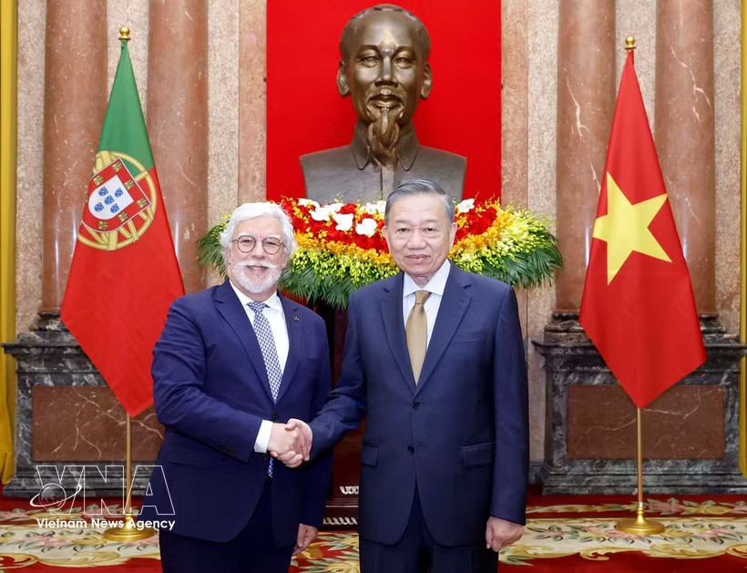 Party General Secretary and State President To Lam (R) receives Portuguese Ambassador Joaquim Alberto De Sousa Moreira De Lemos in Hanoi on July 6. (Photo: VNA) Party General Secretary and State President To Lam (R) receives Portuguese Ambassador Joaquim Alberto De Sousa Moreira De Lemos in Hanoi on July 6. (Photo: VNA)