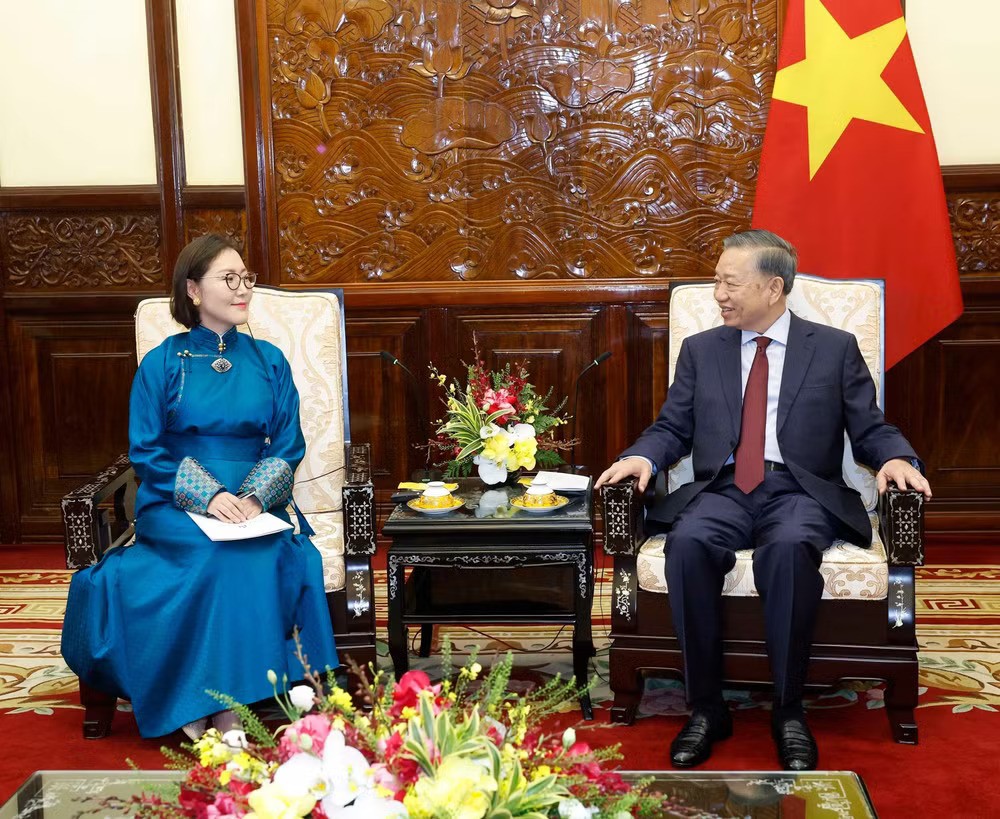 Party General Secretary and State President To Lam receives Mongolian Ambassador Ganbaatar Hulan in Hanoi on July 6. (Photo: VNA) Party General Secretary and State President To Lam receives Mongolian Ambassador Ganbaatar Hulan in Hanoi on July 6. (Photo: VNA)