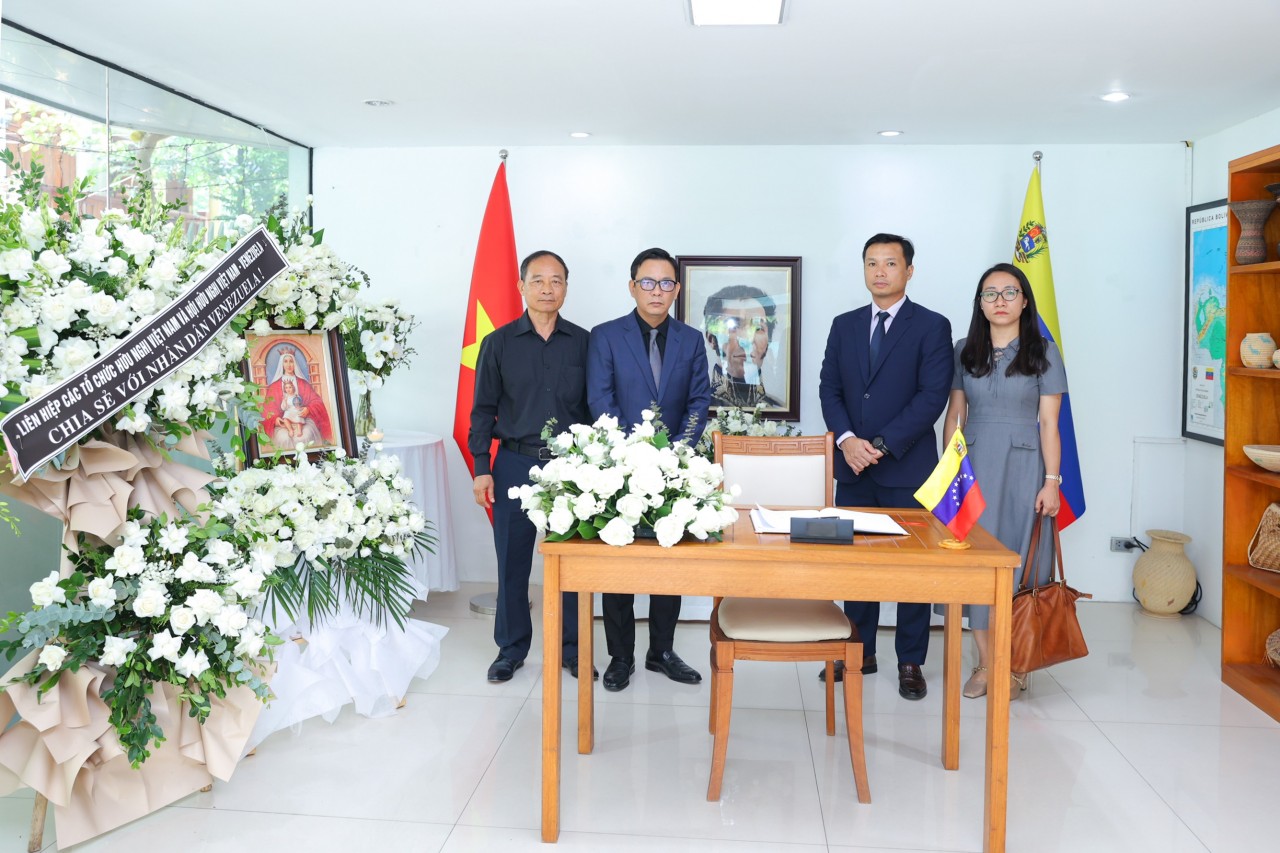 Viet Nam Union of Friendship Organizations Signs Condolence Book in Memory of Venezuela Earthquake Victims