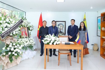 Viet Nam Union of Friendship Organizations Signs Condolence Book in Memory of Venezuela Earthquake Victims