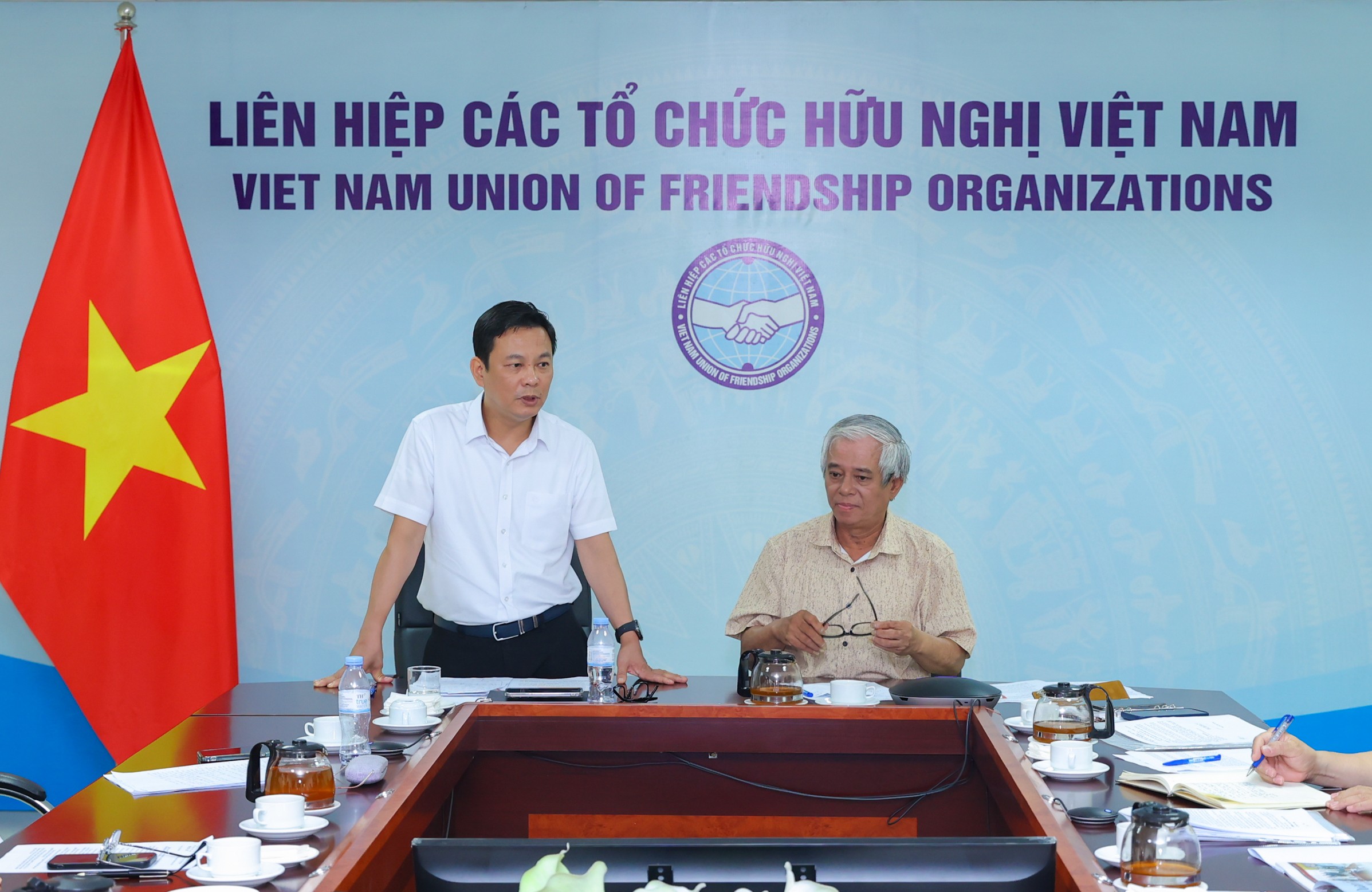 Phó Chủ tịch Liên hiệp các tổ chức hữu nghị Việt Nam Đồng Huy Cương phát biểu tại Hội nghị. (Ảnh: Đinh Hòa)