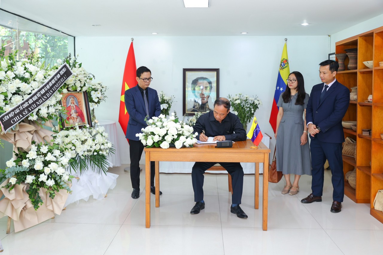 Viet Nam Union of Friendship Organizations Signs Condolence Book in Memory of Venezuela Earthquake Victims