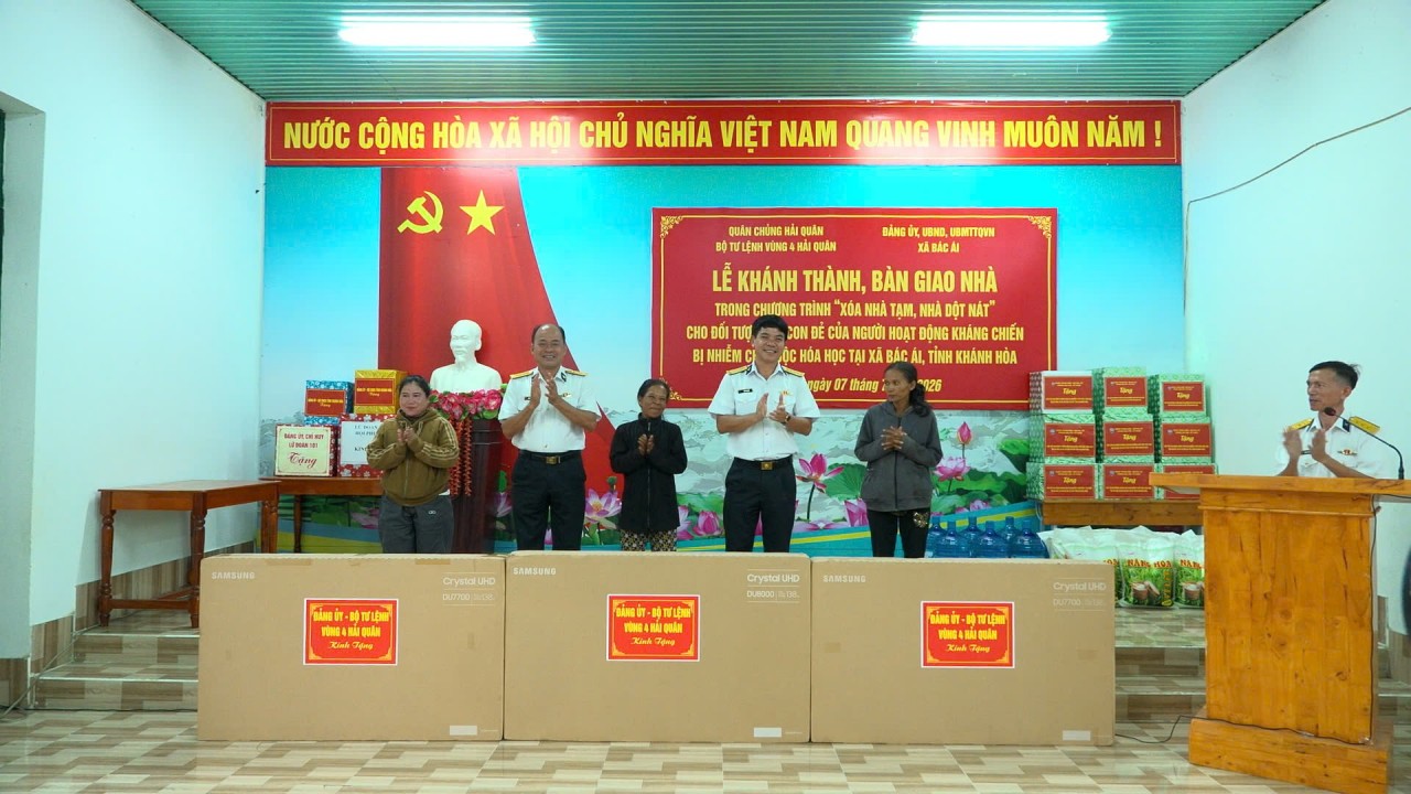 The Naval Region 4 Command presents televisions and gifts to families receiving the newly handed-over houses. (Photo: Minh Chau, Thanh Hoang) The Naval Region 4 Command presents televisions and gifts to families receiving the newly handed-over houses. (Photo: Minh Chau, Thanh Hoang)