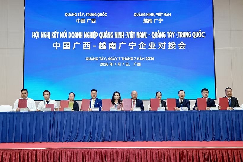 On the sidelines of the conference, 11 memoranda of understanding (MoUs), cooperation agreements, and commercial contracts were signed between businesses from Vietnam's Quang Ninh Province and China's Guangxi Zhuang Autonomous Region. (Photo: baoquangninh.vn)
