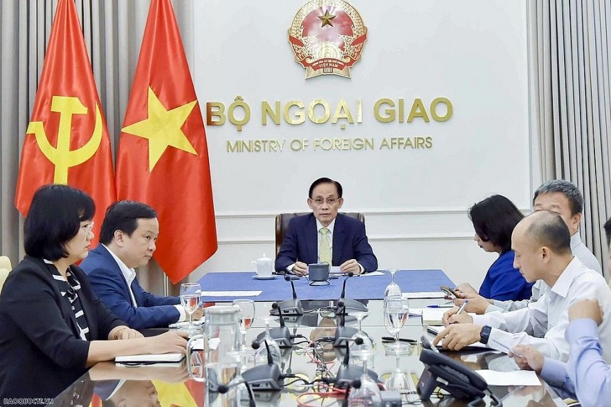 Vietnamese Deputy Prime Minister and Minister of Foreign Affairs Le Hoai Trung and other Vietnamese diplomats during a phone conversation on July 8 with Mexican Secretary of Foreign Affairs Roberto Velasco Álvarez. (Photo: MOFA)