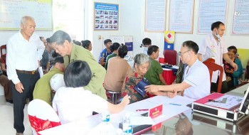 Quân y Việt - Lào khám, cấp thuốc miễn phí cho người dân vùng biên giới
